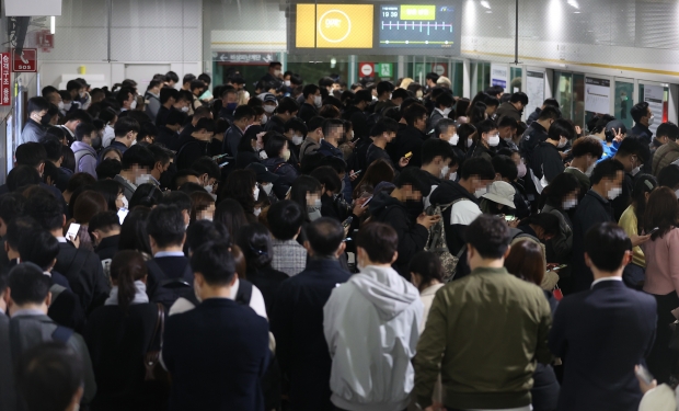 환승 시민들로 붐비는 카지노 정팔도시철도(카지노 정팔골드라인) 카지노 정팔공항역 모습. 사진=연합뉴스