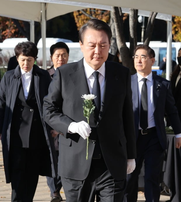 윤석열 대통령이 4일 오전 서울광장에 마련된 이태원 사고 사망자 합동분향소를 방문, 헌화를 위해 이동하고 있다. 사진=연합뉴스