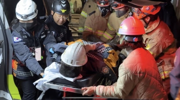 경북 봉화군 아연 채굴 광산 매몰사고 열흘째인 4일 오후 11시께 구조 당국은 고립됐던 작업자 2명이 생환했다고 밝혔다. 사진은 이날 생환한 고립자들이 안동병원으로 이송되는 모습. 연합뉴스