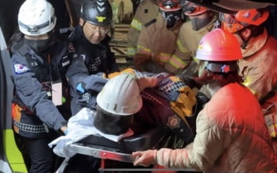 221시간 만에 '생환'…봉화 광산사고 고립자 2명 걸어 나왔다 [종합]