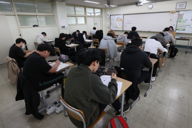 수능 10일 앞두고 자습하는 서울용산고등학교 고3 학생들 / 사진=연합뉴스