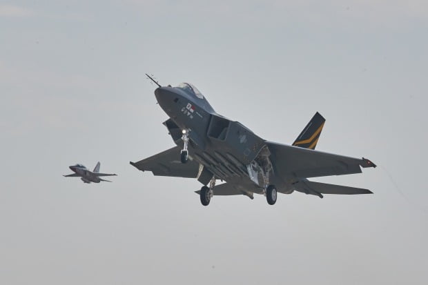  방위사업청은 10일 한국형전투기(KF-21, 보라매) 시제 2호기가 최초비행에 성공했다고 밝혔다. 사진은 비행하는 KF-21 시제2호기. 사진=방위사업청 제공