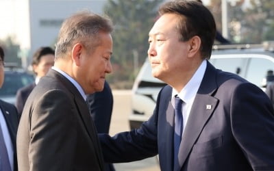 윤 대통령, '사퇴 압박' 이상민 장관 어깨 두 번 '툭툭'