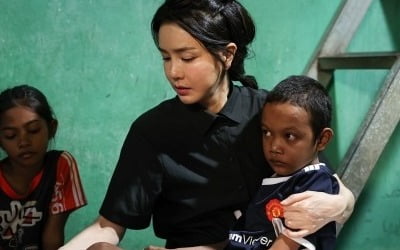 김건희 여사, 프놈펜서 '심장병 아동' 자택 찾아 격려