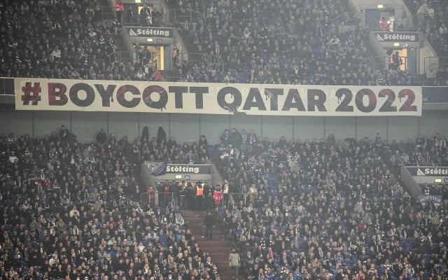 '카타르 월드컵 보이콧' 걸개 건 독일 축구 팬. / 사진=연합뉴스