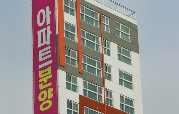 한 아파트에 분양 현수막이 내걸려있다. 사진=연합뉴스