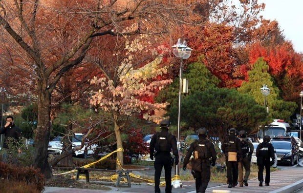 16일 오후 전북 전주시의 한 대학교 온라인 커뮤니티에 폭발물이 설치됐다는 글이 게시됐다. 경찰특공대와 기동대가 폭발물 설치 여부를 확인하기 위해 건물 안으로 들어가고 있다. /사진=연합뉴스