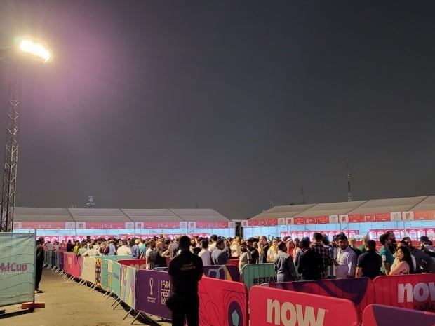 2022 카타르 월드컵 개막을 나흘 앞둔 16일(현지시간) 카타르 도하 FIFA 팬 페스티벌을 찾은 사람들이 맥주를 사기 위해 기다리고 있다. /연합뉴스