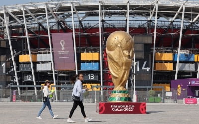 탄생 50주년 월드컵 트로피, 우승국에도 '모조품' 준다고?