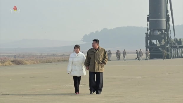 조선중앙TV가 공개한 김정은 국무위원장이 딸과 손 잡고 나란히 걷는 모습. 사진=연합뉴스