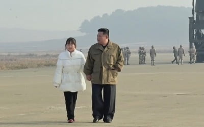 [속보] 국정원 "최근 공개된 김정은 딸, 둘째 김주애로 판단"