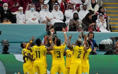 '개최국의 축복'도 무용지물… 카타르 '역사상 첫 패배' 오명