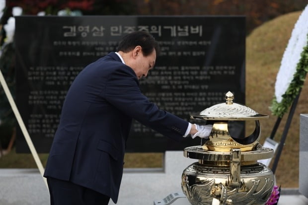 윤석열 대통령이  22일 오전 서울 동작구 국립서울현충원 김영삼 전(前) 대통령 묘소를 방문, 참배하고 있다. 대통령실 제공.