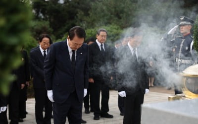 尹, YS 7주기 참배…"지금은 거산의 큰 정치 되새길 때"