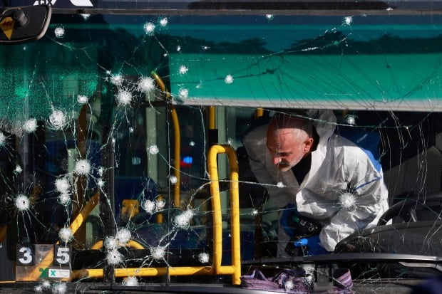 폭발로 인한 파편에 구멍 뚫린 버스. /사진=AFP