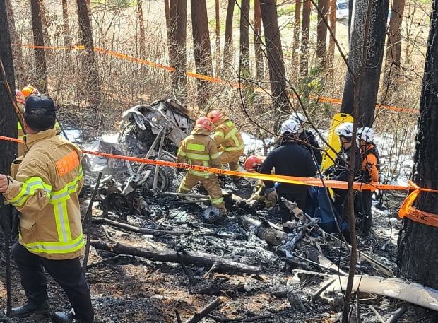 27일 오전 10시 50분께 양양군 현북면 어성전리 명주사 인근 야산에서 S-58T 기종 중형 임차 헬기가 추락해 소방 당국이 구조 작업을 벌이고 있다./사진=연합뉴스