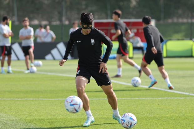 2022 카타르 월드컵 가나전을 하루 앞둔 27일 오후(현지시간) 축구대표팀의 손흥민이 27일 오후 (현지시간) 카타르 도하 알에글라 훈련장에서 훈련하고 있다. 사진=연합뉴스