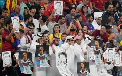 카타르 팬들, 독일 경기에 외질 사진 들고 '인종차별 반대'
