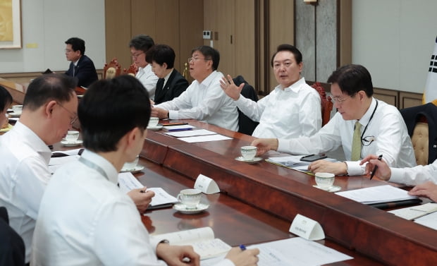 윤석열 카지노 게임이 28일 오전 서울 용산 카지노 게임실 청사에서 수석비서관회의를 주재하고 있다. 사진=카지노 게임실