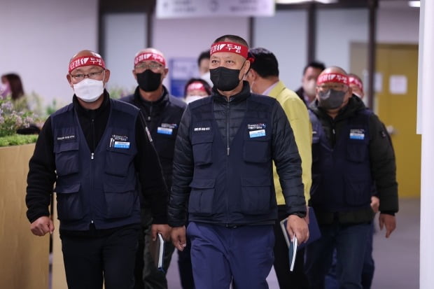 안전 운임제 일몰제를 폐지 등을 요구하며 총파업 중인 민주노총 공공운수노조 화물연대본부(이하 화물연대) 관계자들이 30일 오후 세종시 정부세종청사 국토교통부에서 교섭하기 위해 회의실로 이동하고 있다. 사진=연합뉴스