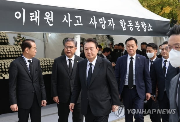 [이태원 참사] 尹대통령, 이태원 분향소 조문…"슬픔·비통함 가눌 길 없어"