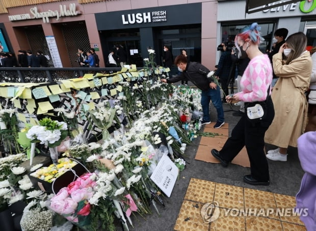 [이태원 참사] WSJ "초연결 한국, 여과안된 참사 영상에 트라우마"