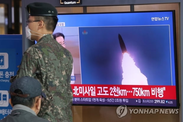 北, 탄도미사일 4발 발사…NLL이남·ICBM 이어 또 도발