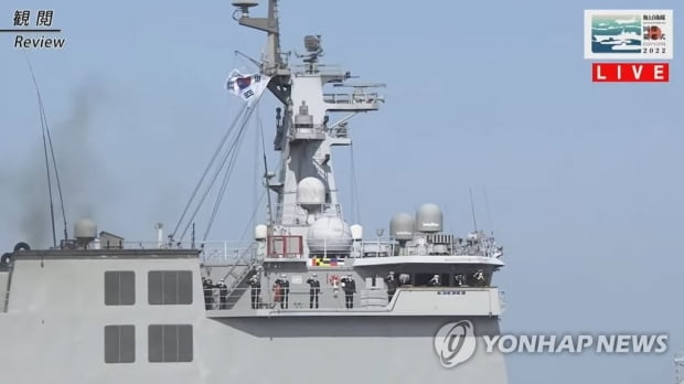 기시다 총리, '욱일기' 이즈모함서 관함식 사열…한국 해군 경례