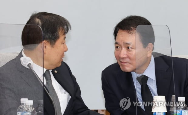 與 "연말정산 때 100만원씩 지원…안심전환대출 한도 5억원까지"