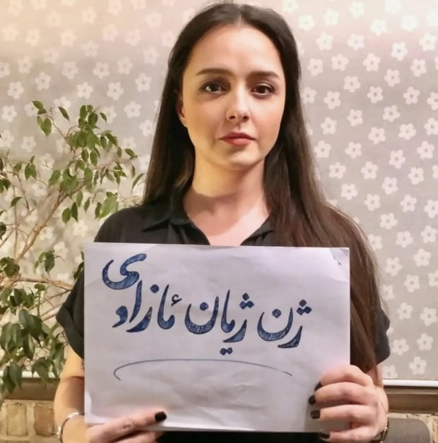 이란 유명 배우, 히잡 벗고 "여성·삶·자유"…반정부시위 연대