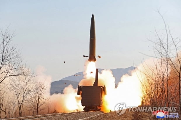 北, ICBM 추정 장거리미사일 발사…한미일 공조에 '강대강'