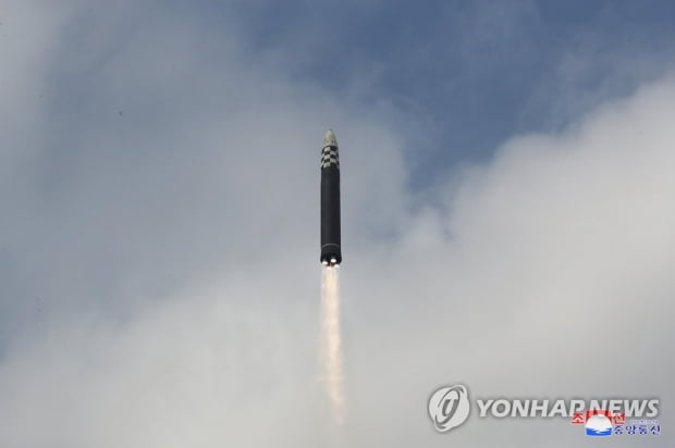 北 화성-17형 실전배치하나…대기권 재진입·다탄두 입증 남아