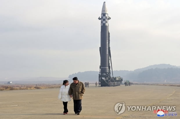 北 화성-17형 실전배치하나…대기권 재진입·다탄두 입증 남아