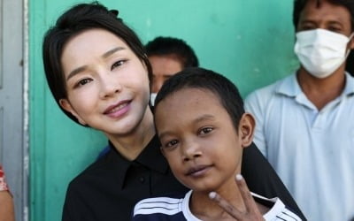 대통령실 "김여사 프놈펜 심장병 아동 방문 때 조명? 사실무근"