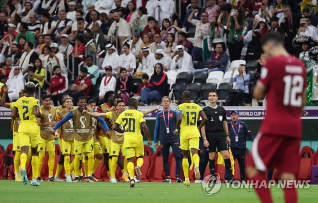 [월드컵] 에콰도르, 개막전 카타르 2-0 완파…개최국 무패 전통 깨졌다