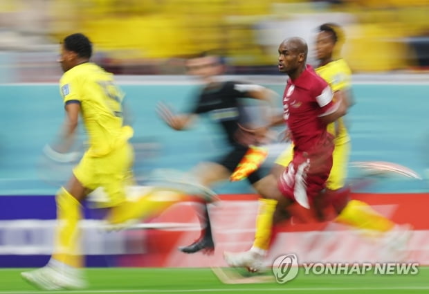 [월드컵] 에콰도르, 개막전 카타르 2-0 완파…개최국 무패 전통 깨졌다