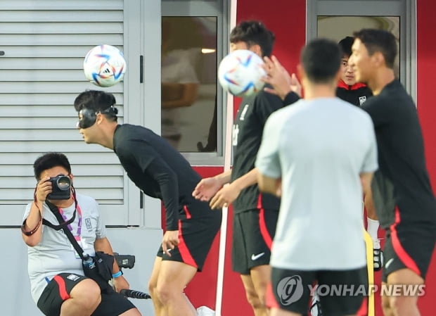 [월드컵] '안면 부상' 손흥민, 우루과이전 3일 앞두고 '머리' 썼다(종합)