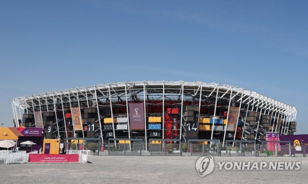 [월드컵] 무지개 티셔츠 입은 미국 기자, 요원 제지로 경기장 못 들어가