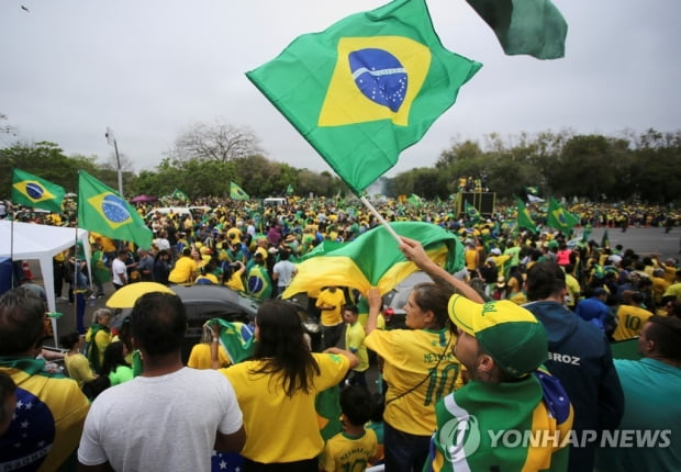 [월드컵] 카나리아색이 극우파 상징?…갈라진 브라질, 때아닌 유니폼 논란