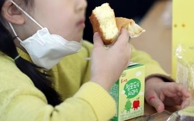 "오늘 점심 빵으로"…학교 비정규직 파업에 곳곳 급식 차질