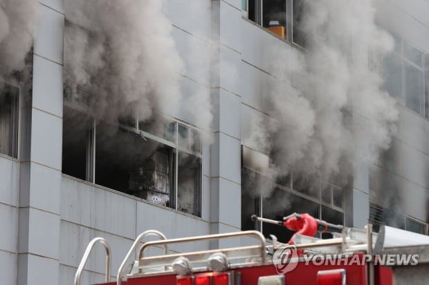 가산디지털단지 연구원 건물 화재…217명 대피