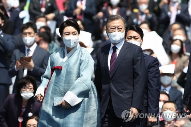 대통령실 "김정숙 여사 옷값 정보 우리한테 없다…공개 불가"