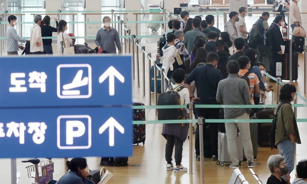 인천국제공항 제1여객터미널 출국장을 찾은 해외 여행객들이 출국 수속을 밟고 있다.(사진=뉴스1)
