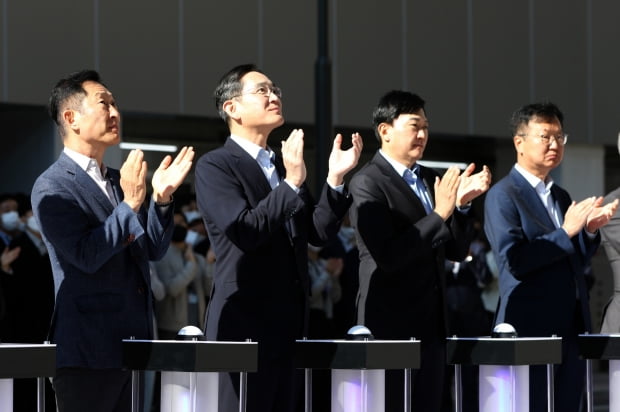 이재용 삼성전자 회장이 지난 10월 인천 송도 삼성바이오로직스 제4공장 준공식에 참석한 모습. 왼쪽부터 고한승 삼성바이오에피스 사장, 이부회장, 존 림 삼성바이오로직스 사장, 최성안 삼성엔지니어링 사장./사진=뉴스1