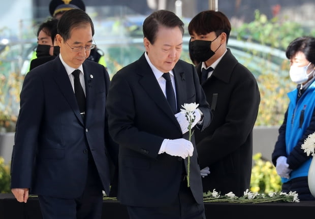 윤석열 대통령이 5일 오전 서울광장에 마련된 이태원 참사 희생자 합동분향소를 찾아 조문을 하고 있다./사진=뉴스1