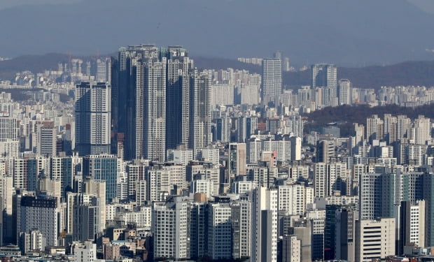 서울 중구 남산에서 시내에 위치한 아파트 단지가 보이고 있다.  사진=뉴스1