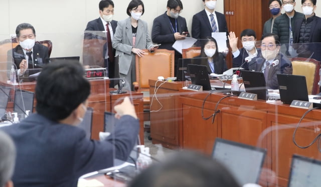 지난 10일 서울 여의도 국회에서 열린 과학기술정보방송통신위원회 전체회의에서 여야 의원들이 언쟁을 벌이고 있다. / 사진=뉴스1