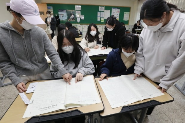 지난 18일 오전 대구 수성구 정화여고 3학년 교실에서 수험생들이 수능 가채점을 하고 있다. 사진=뉴스1