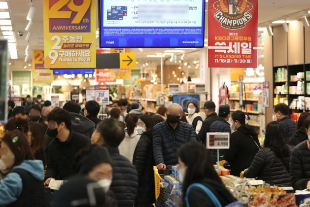  신세계그룹의 '쓱세일'이 시작된 18일 오전 서울 이마트 월계점을 찾은 고객들이 매장을 둘러보고 있다. 사진=뉴스1