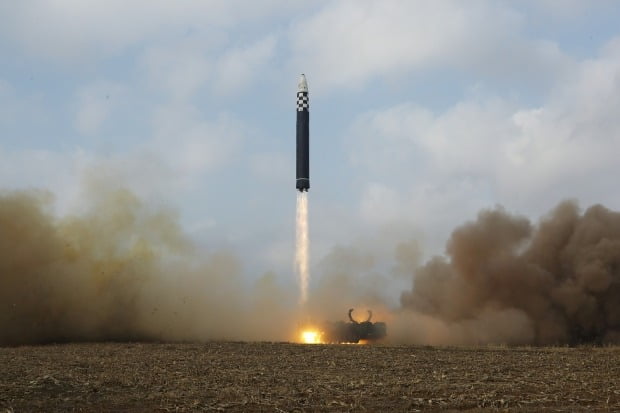 김정은 북한 노동당 총비서가 전날(18일) 신형 대륙간탄도미사일(ICBM) '화성포-17형'의 시험발사를 지휘했다고 19일 당 기관지 노동신문이 보도했다. /뉴스1